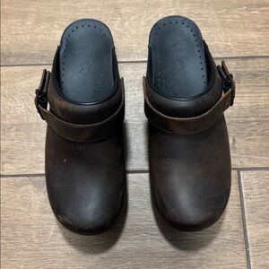 Dansko Brown Leather Ingrid Clogs ; size 39 (8.5-9)